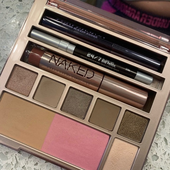 ❌SOLD❌ Urban Decay Naked On the Run Face Palette - Picture 9 of 11